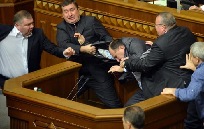 Deputatlar parlamentdə dalaşdılar - (VİDEOXƏBƏR)